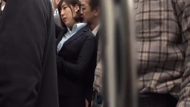 Японка прямо в автобусе позволила себя выебать в пизду кончая